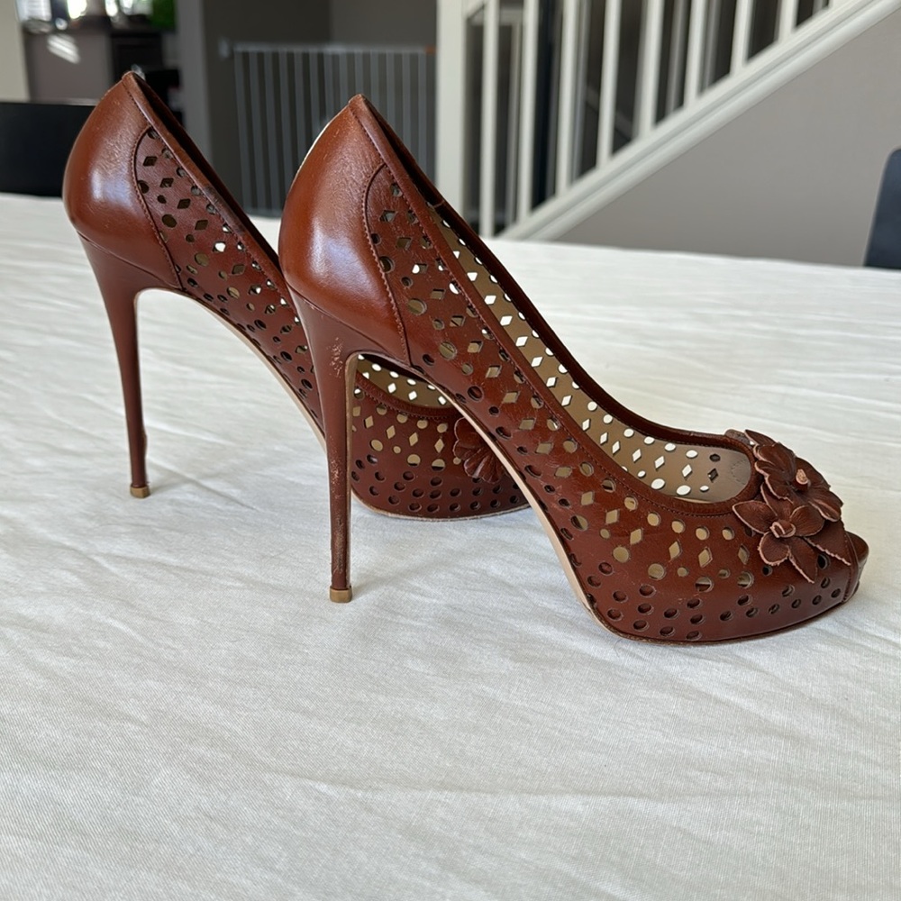 Valentino Garavani Leather Floral Pumps / heels - Picture 3 of 8